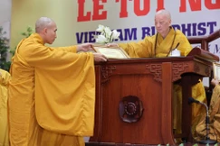 Đại lão Hòa thượng Viện trưởng trao Giấy khen đến các học viên tại Lễ tốt nghiệp năm 2025 - Ảnh: Nhân Hòa