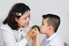 Trên bục giảng tại mái trường Nguyễn Đình Chiểu, cô Thúy Hằng dạy các em khiếm thị với tất cả tình yêu thương và lòng yêu nghề sâu sắc