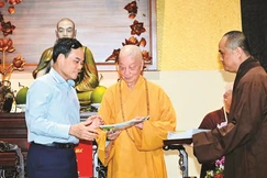 Đức Pháp chủ GHPGVN tặng ấn phẩm tuần báo Giác Ngộ đến Bí thư Thành ủy TP.HCM Trần Lưu Quang - Ảnh: Việt Dũng