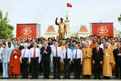 Tổng Bí thư, Chủ tịch nước Tô Lâm cùng các lãnh đạo, nguyên lãnh đạo Đảng, Nhà nước chụp ảnh kỷ niệm trước tượng đài Chủ tịch Hồ Chí Minh - Ảnh: Châu Tuấn