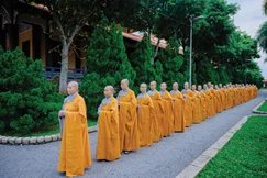Từng bước chân chánh niệm trong giờ thiền hành