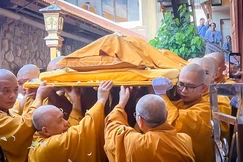 Môn đồ pháp quyến cung thỉnh nhục thân cố Trưởng lão Hòa thượng tân viên tịch rời phương trượng nhập kim quan 