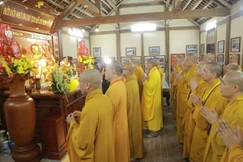 Chư tôn đức Ban Trị sự GHPGVN tỉnh Hưng Yên dâng hương tưởng niệm Chủ tịch Hồ Chí Minh - vị lãnh tụ vĩ đại của dân tộc Việt Nam