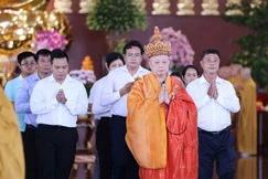 Hòa thượng Thích Lệ Trang, Phó Chủ tịch Hội đồng Trị sự, Trưởng ban Nghi lễ T.Ư, Trưởng ban Trị sự GHPGVN TP.HCM làm Gia trì sư đăng đàn chẩn tế