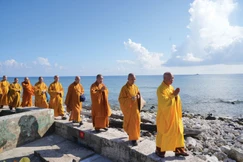 Chư Tăng thiền hành trên đảo Phan Vinh thuộc quần đảo Trường Sa (đặc khu Trường Sa, tỉnh Khánh Hòa)