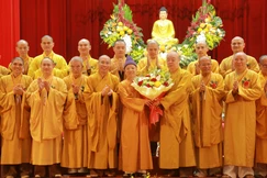 Trưởng lão Hòa thượng Thích Thanh Nhiễu tặng hoa chúc mừng Hòa thượng Thích Thanh Quyết được tái suy cử Trưởng ban Trị sự GHPGVN tỉnh Quảng Ninh, nhiệm kỳ 2026-2031