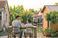 Thành công lớn nhất của một đời làm cha mẹ không phải là nuôi dạy nên một vĩ nhân, mà là nuôi dưỡng nên một đứa trẻ biết sống hạnh phúc và bình an giữa cuộc đời đầy biến động