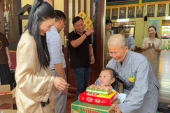 Kỷ niệm 10 năm Lớp giáo lý "Bé học Phật", tu viện Như Giác trao 650 phần quà đến bà con ở Củ Chi