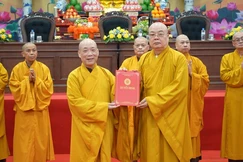 Trưởng lão Hòa thượng Thích Thanh Nhiễu trao quyết định chuẩn y nhân sự đến Hòa thượng Thích Bảo Nghiêm