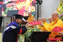 Học viên thạc sĩ nhận Bằng tốt nghiệp