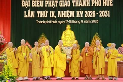 Trong niềm hoan hỷ, Hòa thượng Thích Huệ Phước tân Trưởng ban Trị sự GHPGVN TP.Huế tặng hoa tri ân đến Hòa thượng Thích Khế Chơn, nguyên Trưởng ban Trị sự nhiệm kỳ 2022-2026 