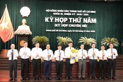 Lãnh đạo Thành phố chúc mừng tân Phó Chủ tịch UBND TP.HCM Trương Minh Huy Vũ - Ảnh: TT