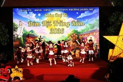 Các em thiếu nhi biểu diễn văn nghệ trong Đêm hội trăng rằm