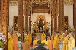 Khóa lễ cúng ngọ tại chánh điện tổ đình Từ Đàm nhân húy nhật lần thứ 25 của Trưởng lão Hòa thượng Thích Thiện Siêu