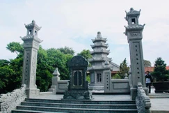 Bảo tháp Trưởng lão Hòa thượng Thích Huệ Ấn trong khuôn viên chùa Phổ Quang (Huế)