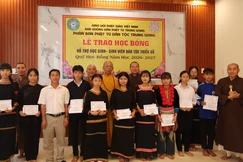 Phân ban Phật tử Dân tộc Trung ương trao 10 suất học bổng đến các em học sinh dân tộc thiểu số có hoàn cảnh khó khăn tại Đắk Lắk