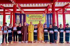 Phân ban Phật tử Dân tộc Trung ương trao học bổng đến các em có hoàn cảnh khó khăn tại tịnh xá Phú Cường (xã Chư Sê, Gia Lai)