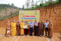 Trao bảng tượng trưng số tiền hỗ trợ xây nhà Đại đoàn kết đến hộ gia đình bà Phạm Thị Hải tại thôn Lượt, xã Bảo Thắng, Lào Cai