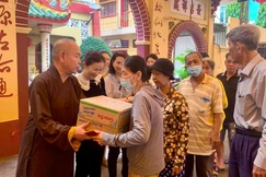 Hòa thượng Thích Huệ Công tận tay trao quà đến bà con
