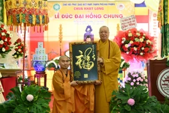 Hòa thượng Thích Thanh Đạt tặng quà chúc mừng nhân lễ đúc đại hồng chung chùa Khát Long