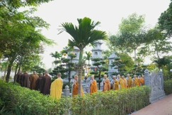 Chư Tăng Ni nhiễu tháp tưởng niệm bậc long tượng của Phật giáo Việt Nam - Đại lão Hòa thượng Thích Phổ Tuệ