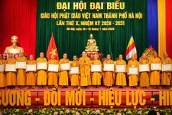 Trung ương Giáo hội tặng Bằng tuyên dương công đức đến tập thể và cá nhân Ban Trị sự GHPGVN TP.Hà Nội - Ảnh: Phật sự Thủ đô