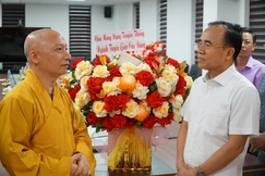 Thượng tọa Thích Chiếu Tuệ trao đổi cùng ông Bùi Quang Hoàn - Ảnh: Quảng Hậu/BGN