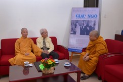 Đại lão Hòa thượng Thích Trí Quảng, Hòa thượng Thích Giác Toàn và cư sĩ Tống Hồ Cầm cùng chia sẻ về Báo Giác Ngộ bên bìa số báo đầu tiên phóng lớn phía sau - ra cách đây gần 50 năm (1-1-1976) - Ảnh: Bảo Toàn/BGN