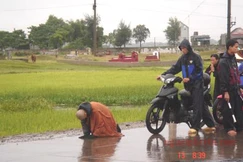 Đại đức Thích Tâm Mẫn hành trì nhất bộ nhất bái bất chấp mưa gió tại Hà Tĩnh