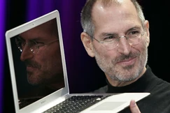 Steve Jobs giới thiệu máy tính Macbook Air tại San Francisco năm 2008 - Ảnh: AFP