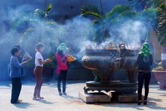 Người Sài Gòn đi chùa lễ Phật cầu an đầu năm