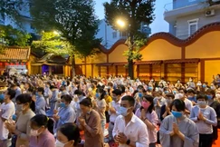 Phật tử chùa Viên Giác cầu an đều phải đeo khẩu trang