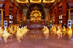 Chư Tăng TP.HCM bố-tát, thính giới tại Việt Nam Quốc Tự