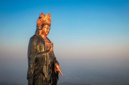 Bồ-tát Quán Thế Âm, còn được gọi là Bồ-tát Quán Tự Tại (Avalokitesvara Bodhisattva) chỉ xuất hiện và xuất hiện khá nhiều trong các kinh điển Đại thừa 
