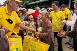 Thành viên đoàn Ban Từ thiện xã hội Phật giáo TP.HCM và chùa Tường Nguyên trao quà đến hộ bị ảnh hưởng bão lụt TP.Đà Nẵng