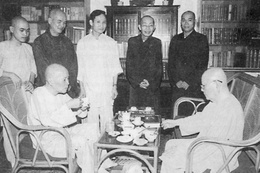 Hòa thượng Thích Thiện Siêu (trái), cùng Hòa thượng Thích Minh Châu và chư vị Thượng tọa, thị giả thân cận tại thiền viện Vạn Hạnh - TP.HCM