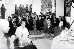 Chủ tịch Hồ Chí Minh cùng với Vua Lào lễ Phật tại chánh điện chùa Quán Sứ, Hà Nội (1966) - Ảnh tư liệu GN