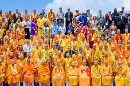 Chư tôn đức lãnh đạo GHPGVN với các đại biểu quốc tế tham dự Đại lễ Vesak Liên Hiệp Quốc 2025 tổ chức tại TP.HCM - Ảnh: BTC