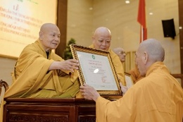 [Video] Ban Trị sự GHPGVN TP.HCM trao Giáo chỉ tấn phong giáo phẩm đến 196 vị Tăng Ni