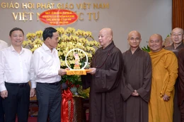 [Video] Bí thư Thành ủy TP.HCM Trần Lưu Quang thăm, chúc mừng nhân Đại lễ Phật đản đến Ban Trị sự TP.HCM