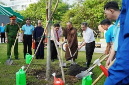 Ông Nguyễn Phước Lộc, Phó Bí thư Thành ủy, Chủ tịch UBMTTQVN TP.HCM, cùng đại diện lãnh đạo P.Xuân Hòa, đại biểu tham dự trồng cây xanh tại Công viên Phan Đình Phùng