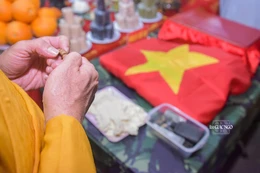 Chư Tăng cầu nguyện, tưởng niệm nơi quy tập hài cốt liệt sĩ hy sinh, chôn cất tại công viên Lê Thị Riêng - Ảnh: Quảng Đạo/BGN