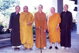 Tác giả, Hòa thượng Thích Phước Sơn (bên phải, ngoài cùng) với Trưởng lão Hòa thượng Thích Minh Châu, Hòa thượng Thích Giác Toàn, Hòa thượng Thích Chơn Thiện tại thiền viện Vạn Hạnh lúc chưa kiến thiết - Ảnh tư liệu BGN