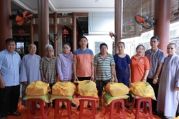 Người dân có hoàn cảnh khó khăn đến nhận quà tại Ni viện Vạn Hạnh