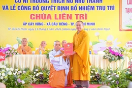 Thượng tọa Thích Thiện Hưng, Phó Trưởng ban Trị sự TP.HCM trao quyết định đến Sư cô Thích nữ Diệu Quang