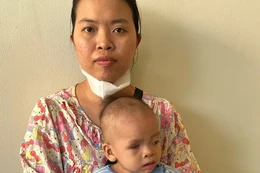 Mở rộng lòng từ: Nhà nghèo, con bị bệnh ung thư