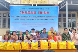 Đoàn từ thiện trao quà đến hộ nghèo xã Đăk Ơ 