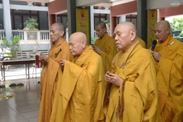 Chư tôn giáo phẩm thắp hương tưởng niệm Hòa thượng Thích Huệ Trí - Ảnh: Bảo Toàn/BGN
