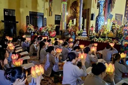 Câu lạc bộ Thanh thiếu niên Phật tử chùa Quán Sứ dâng hoa đăng