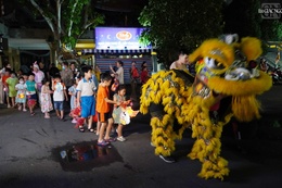 Các em thiếu nhi rước đèn trung thu quanh chùa Vĩnh Nghiêm